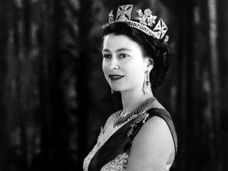 Elżbieta II zasiadała na brytyjskim tronie już od 70 lat. Słynęła z oszczędności, czego dowodem ma być m.in. używanie tego samego lakieru do paznokci za niecałe osiem funtów przez ostatnie 30 lat