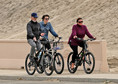 Pierce Brosnan z żoną i synem na rowerach