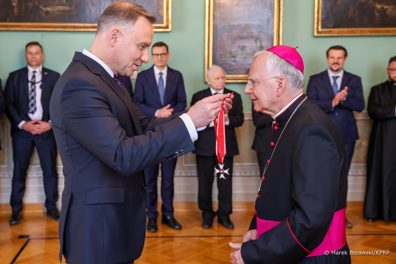 Prezydent odznaczył abp. Jędraszewskiego, w tle premier Morawiecki i szef PiS Jarosław Kaczyński, 20 maja br.