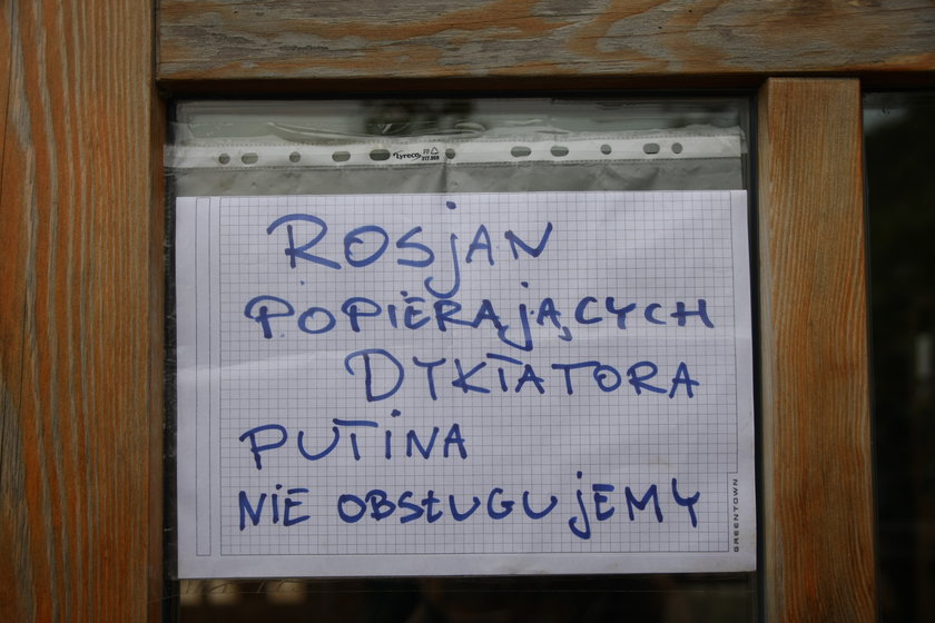 Restaurator robi sobie reklamę na ludzkiej tragedii