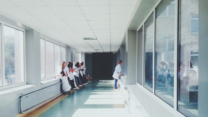 Itt a szigorítás: újabb kórházakban rendeltek el látogatási tilalmat