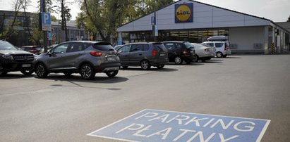 Parkujesz pod Biedronką lub Lidlem? Miej się na baczności