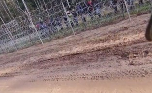 Granica z Białorusią: służby białoruskie zniszczyły kilka maszyn na budowie zapory