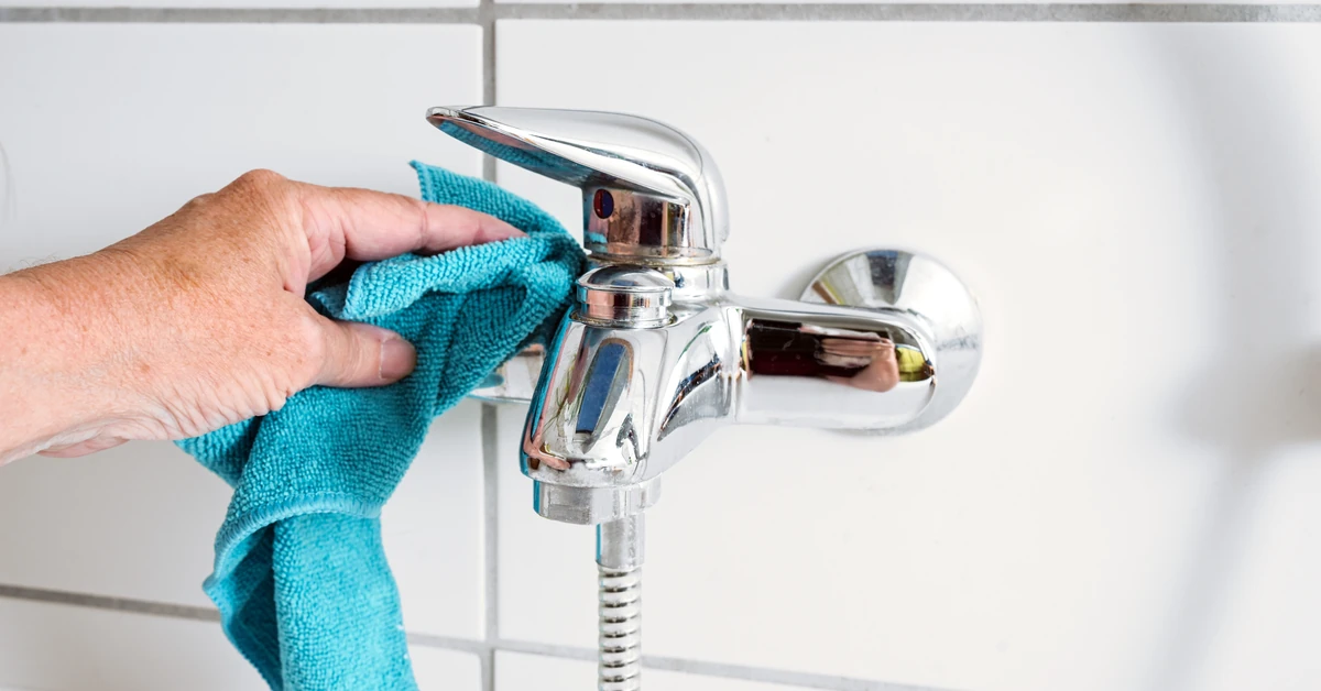 Ten prosty trik z kuchennej szafki sprawi, że stare krany będą błyszczeć jak nowe - nikt nie zgadnie, co to za produkt!