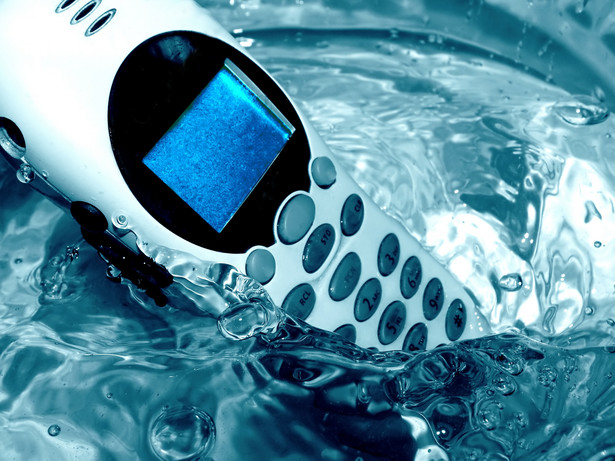 telefon komórkowy w wodzie