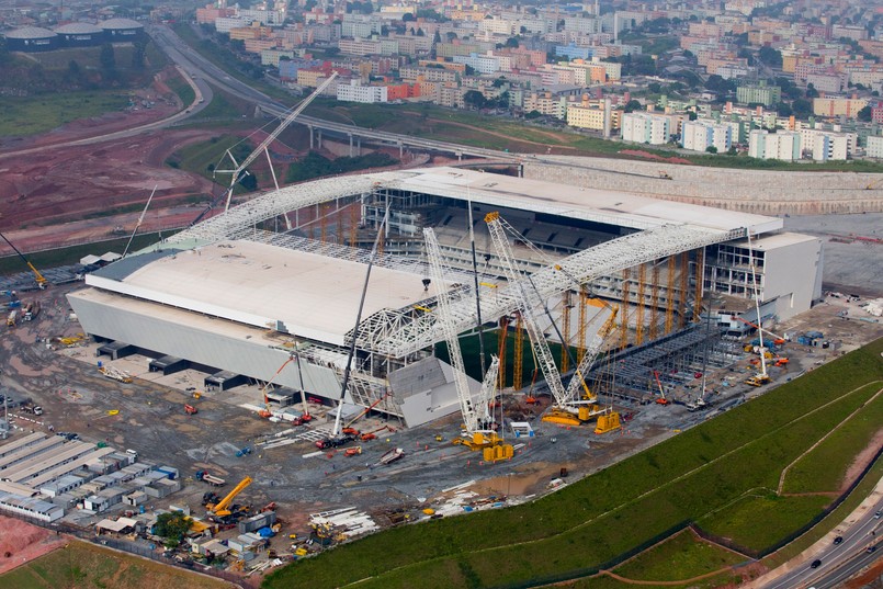 Tak stadion prezentował się w drugiej połowie marca. Opóźnienie na arenie w Sao Paulo wynika m.in. z tragedii, do jakiej doszło na budowie. W czasie prac zginął jeden z budowlańców. Obiekt przechodzi już testy - rozegrano tam jeden z meczów ligowych. Sprawdzian nie udał się jednak najlepiej - część widzów zmokło, ponieważ wciąż niegotowy jest dach. A to właśnie tu ma zostać rozegrany mecz otwarcia Brazylia - Chorwacja.