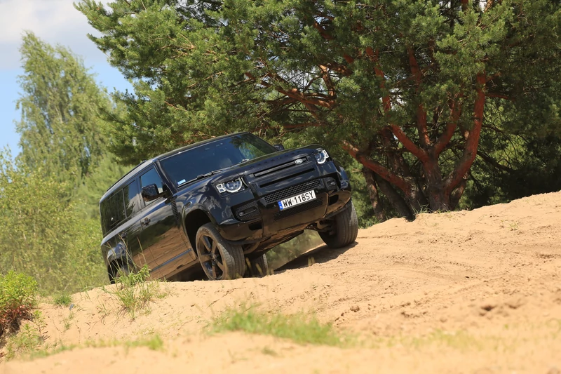 Land Rover Defender 110 