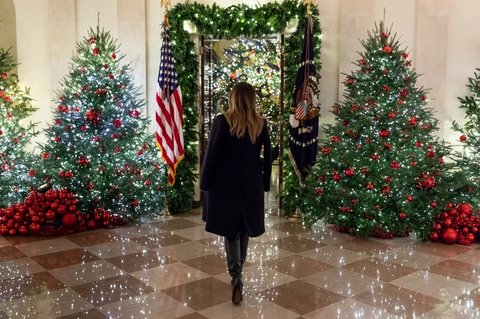 Melania Trump po raz ostatni ubiera choinkę w Białym Domu. Jak wyglądały  dekoracje w poprzednich latach? [ZDJĘCIA] - Kobieta