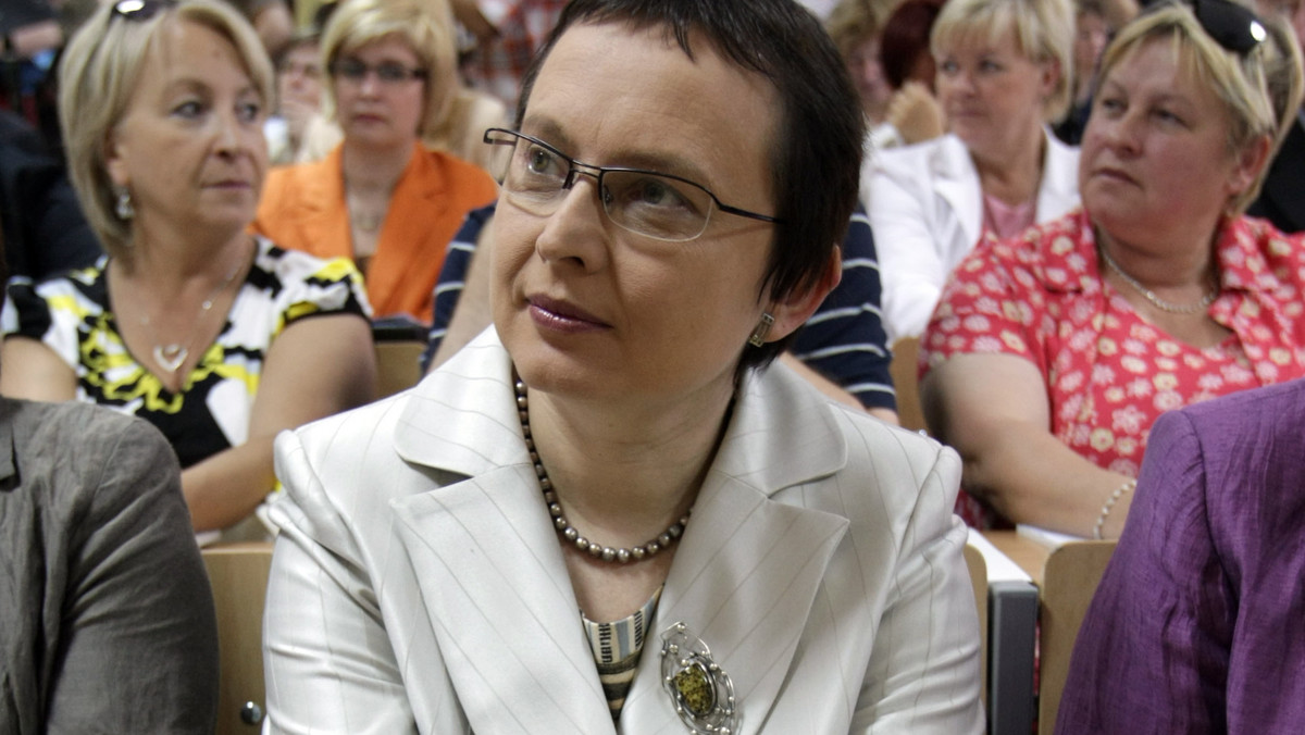 Na mocy rozporządzenia minister edukacji Katarzyny Hall, od 2010 roku zacznie obowiązywać matura tylko po polsku dla szkół dwujęzycznych - informuje RMF FM.