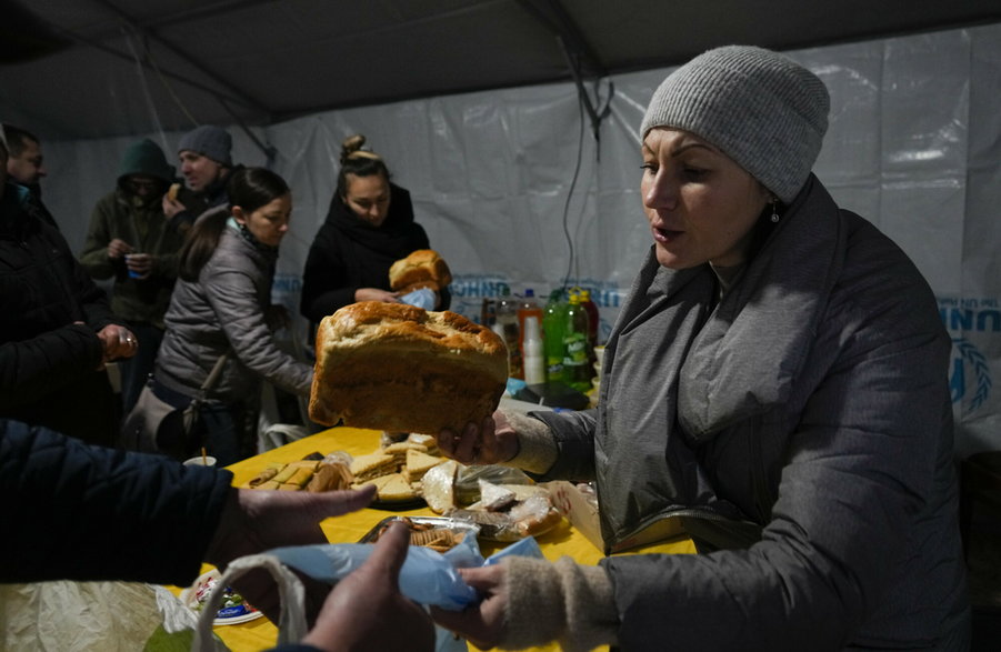 Wolontariusze rozdający posiłki ludziom, którzy stracili energię elektryczną po rosyjskim ataku rakietowym w Wyszogrodzie, 25 listopada 2022 r.