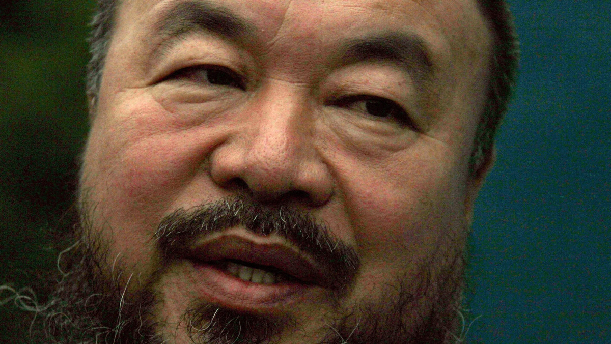 Słynny chiński artysta i dysydent Ai Weiwei ujawnił, że od tysięcy swych sympatyków otrzymał ok. 3,5 miliona juanów (550 tys. USD) w tydzień po tym, gdy władze nakazały mu zapłacenie 2,4 mln USD (w przeliczeniu) zaległych podatków wraz z grzywną.