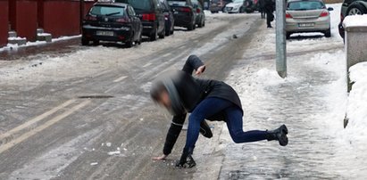 Armagedon na drogach! Autobusy i solarki w rowach, a ludzie jeżdżą po ulicy na łyżwach [NAGRANIA]