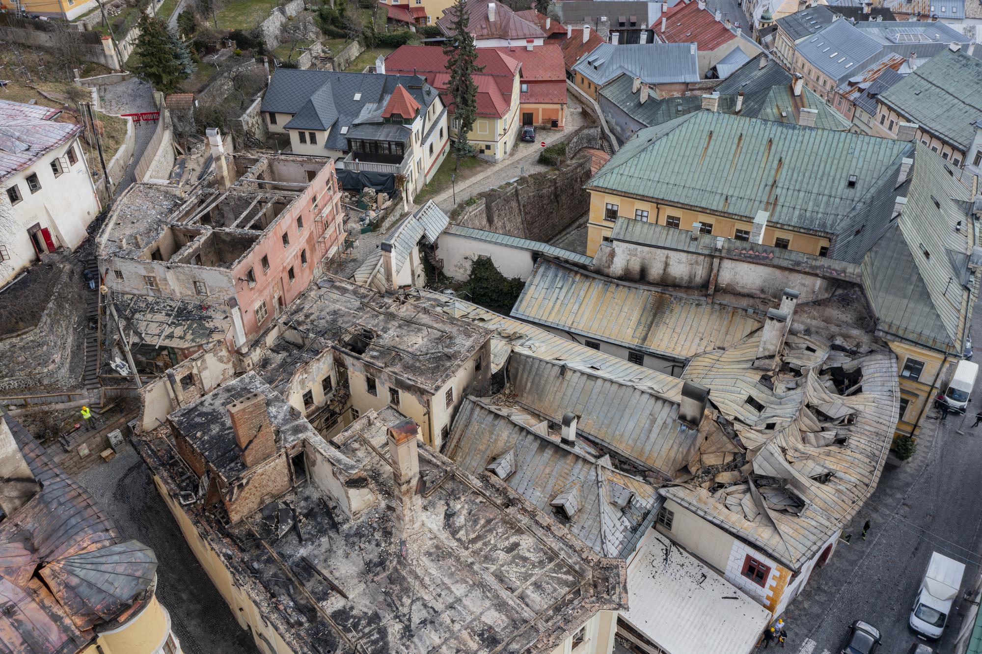 Historické budovy po požiari v centre mesta Banská Štiavnica.