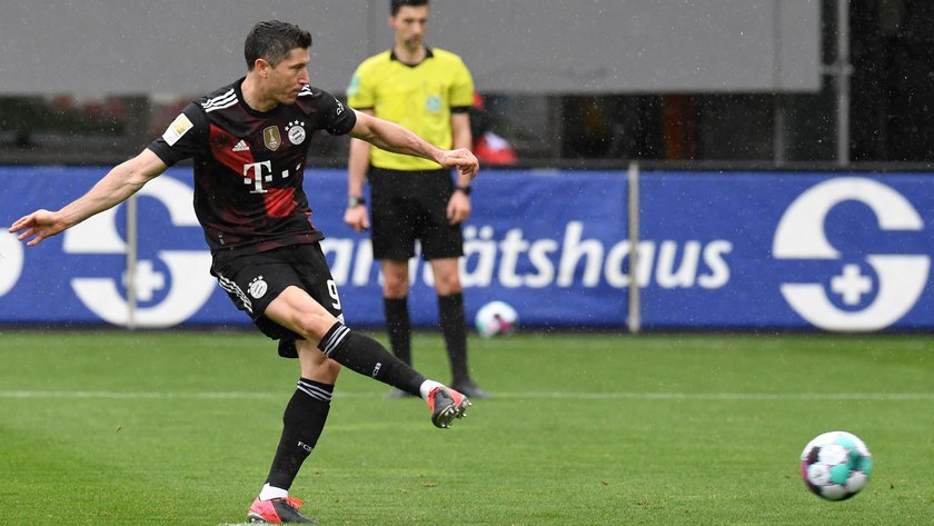 Robert Lewandowski wyrównał w sobotę rekord 40 goli w jednym sezonie piłkarskiej ekstraklasy Niemiec.