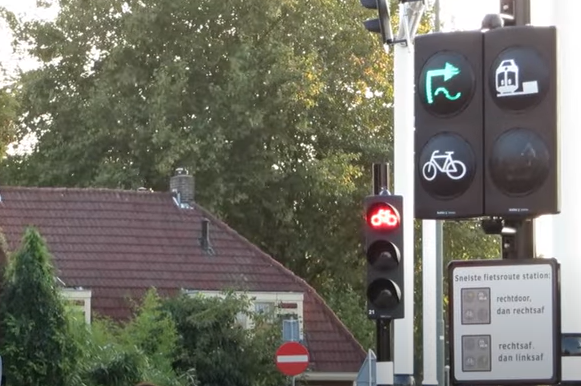 Aj cyklisti na displeji môžu vidieť svoju aktuálnu rýchlosť a rýchlosť, ktorú musia dodržiavať, aby na ďalšej križovatke „chytili“ zelenú.