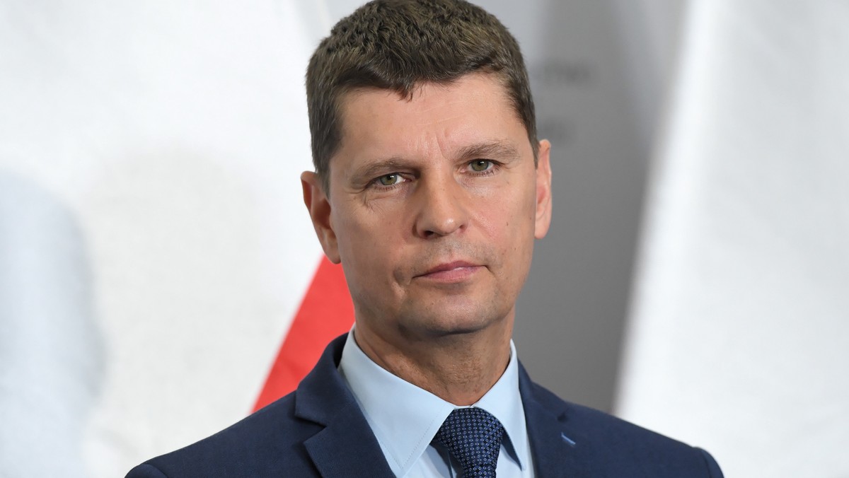 Dariusz Piontkowski - minister tyłem do uczniów i nauczycieli