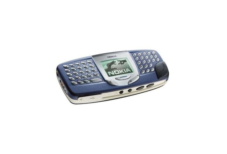 Postanowiliśmy ograniczyć się do telefonów firmy Nokia, bo to ta firma wydała najwięcej ciekawych modeli, które były dostępne na polskim rynku.<br>
Najstarsza w naszym subiektywnym zestawieniu jest Nokia 5510 z 2001 roku. To Nokia 3310 postawiona nieco na głowie - ekran i klawisze funkcyjne przypominały starszy model, ale po bokach rozpościerała się cała klawiatura QWERTY. Mało który telefon pozwalał w tym czasie uwolnić się od pisania SMS-ów na klawiaturze numerycznej.