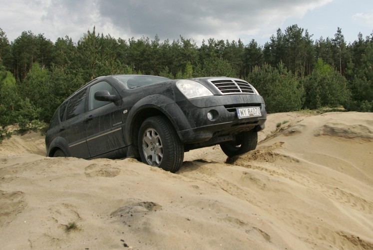 Rextona zbudowano jak rasową terenówkę - na ramie nośnej. Taka konstrukcja w duecie ze stałym system napędu 4x4 zamienia ssangyonga w prawdziwy „traktor”, który potrafi wygrzebać się z tarapatów tak szybko, jak się w nie wpakował