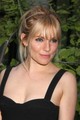 Sienna Miller tépett frufruja és laza copfja egyszerre sikkes és szexi.