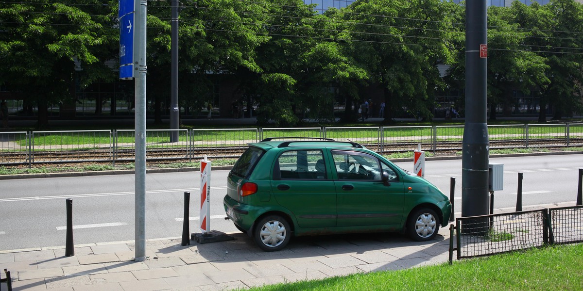 Stary matiz zablokował drogowców