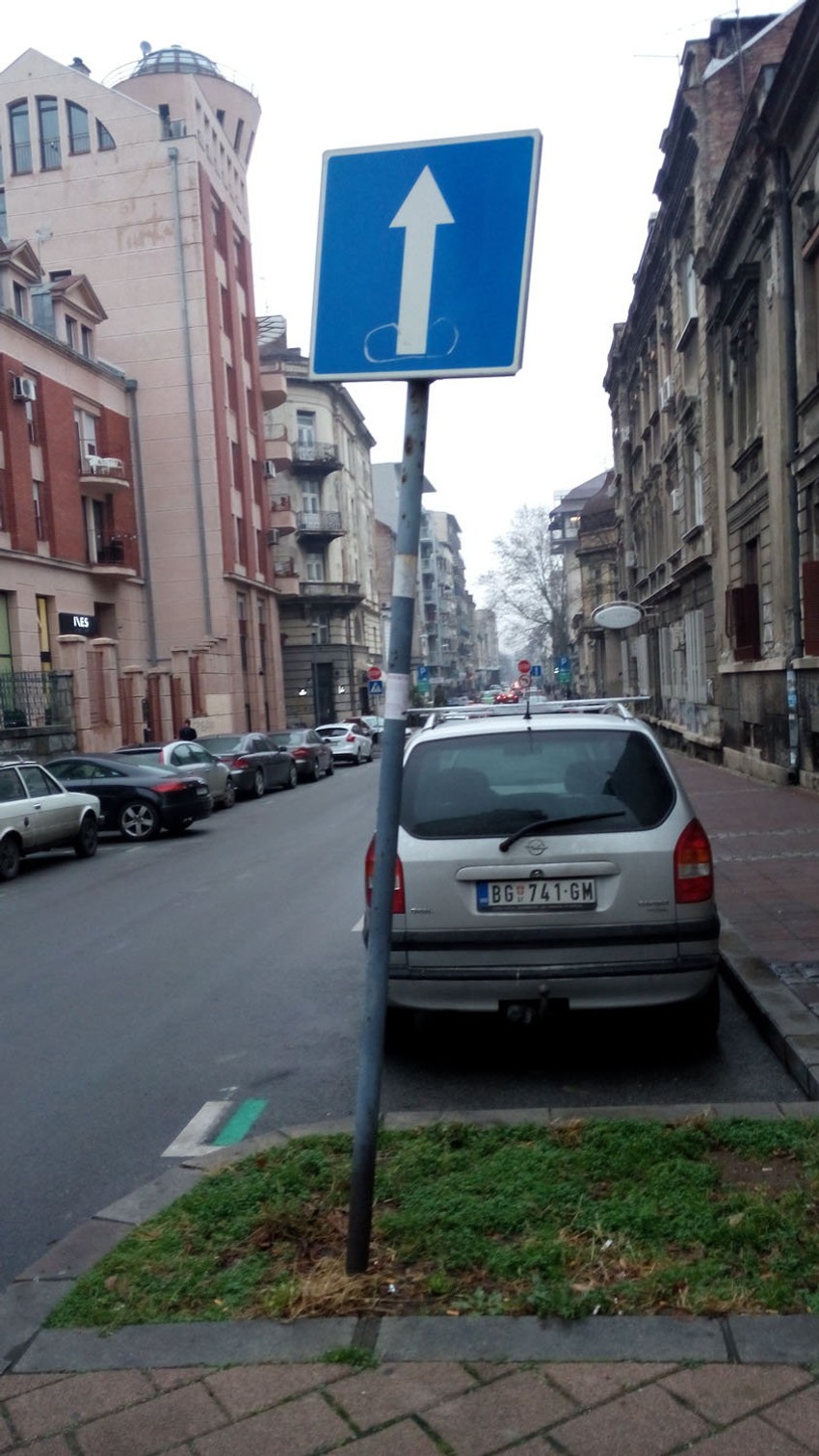 Pobodeni znakovi krivi su i neugledni