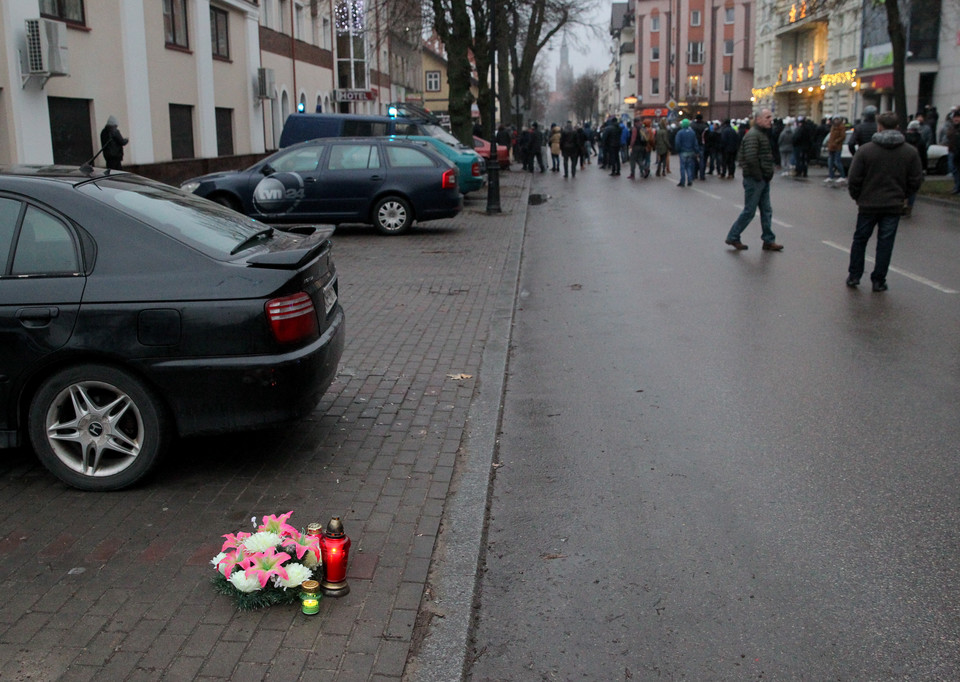 EŁK ZAMIESZKI PO ZABÓJSTWIE 21-LATKA (kwiaty i znicze w pobliżu miejsca wypadku)