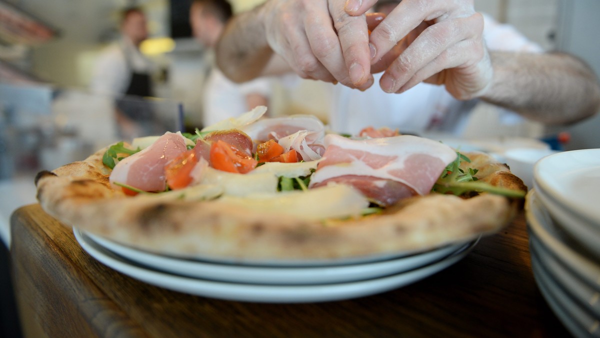 Nowe badania historyczne potwierdzają, że wbrew obiegowym opiniom słowo "pizza" nie pochodzi z Neapolu, ale z portowego miasta Gaeta w środkowych Włoszech. To tam w archiwum katedry przechowywany jest dokument z maja 997 roku, w którym znajduje się ta nazwa.