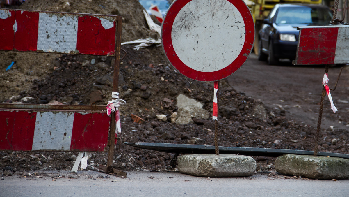 Jedna z najbardziej ruchliwych i najbardziej zakorkowanych ulic w Krakowie idzie do remontu. Drogowcy zamknęli fragment ulicy Półłanki, w rejonie osiedla Złocień. To oznacza spore kłopoty dla kierowców, którzy jeździli tą ulicą z Nowej Huty do Bieżanowa. Ucierpią też mieszkańcy osiedla, którzy będą mieli utrudniony dojazd samochodem i komunikacją miejską.