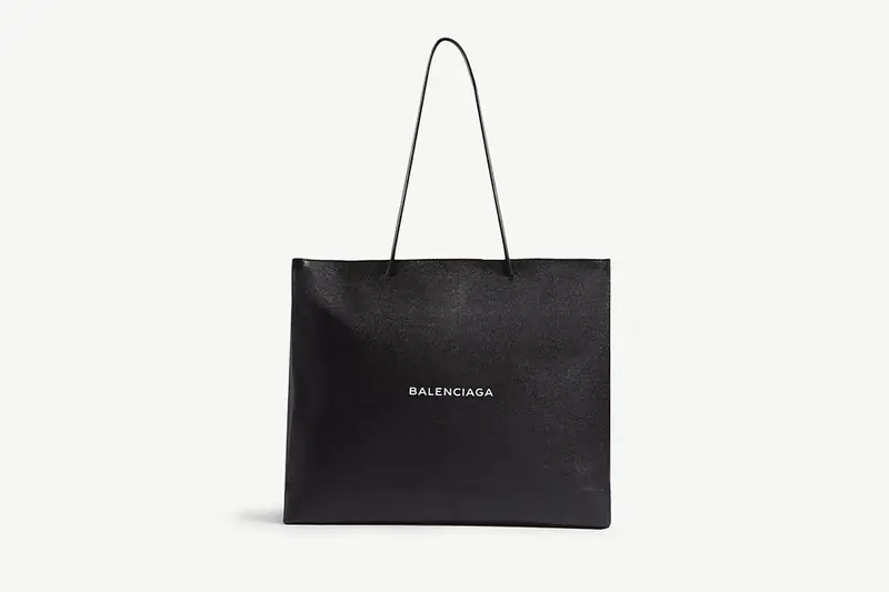 Czarna torba Balenciaga z 2018 roku za 2190 dolarów