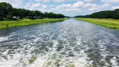 Lubiąż: gigantyczna plama ropopochodna na Odrze