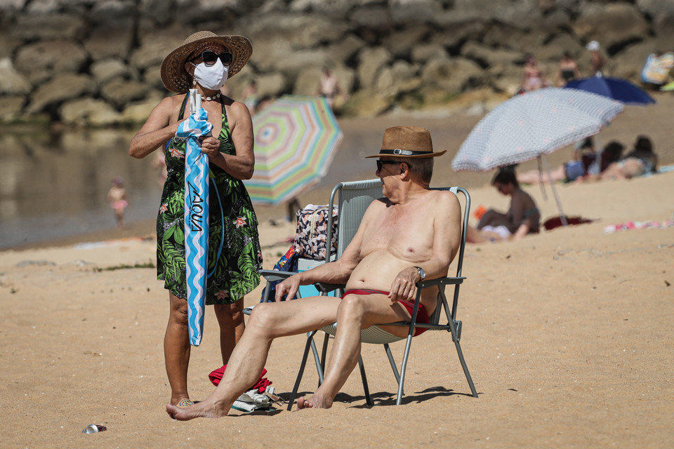 Pomimo restrykcji na portugalskich plażach były tysiące turystów