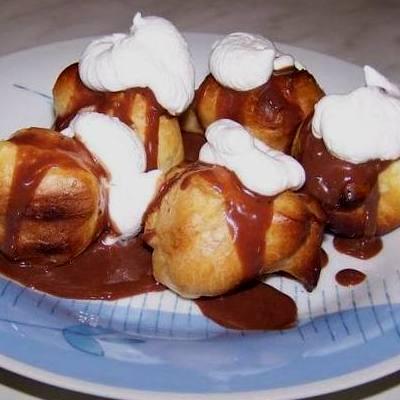 Csokoládéöntetes profiterol