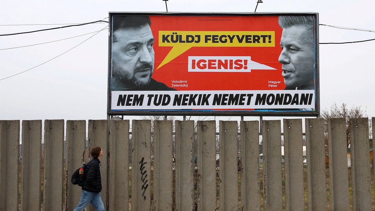 Billboard pred voľbami zobrazuje ukrajinského prezidenta Volodymyra Zelenského a lídra opozičnej strany TISZA Petra Magyara v Budapešti, 11. februára 2026. Na billboarde je nápis: „Pošlite zbrane! Áno!“. 