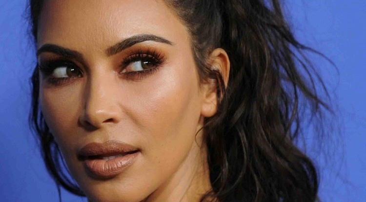 Kim Kardashian görög istennőnek állt