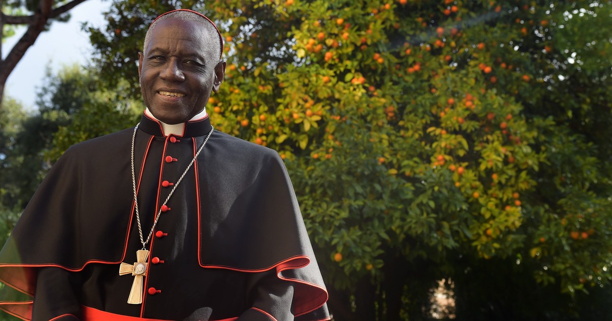 Konserwatyści wskazali swojego kandydata na papieża. Kardynał Robert Sarah sprzeciwiał się Franciszkowi