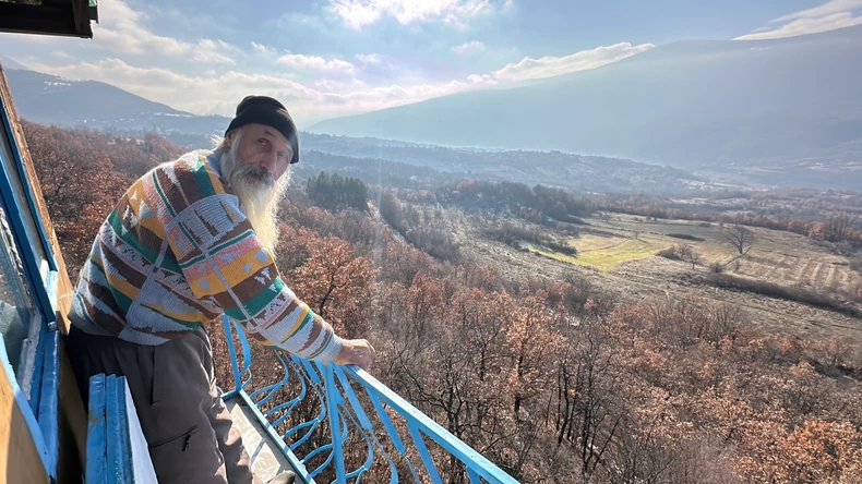 Majstor Mikina kućica na steni