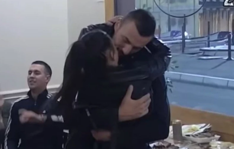 Maja i Vladimir Tomović u prisnom odnosu