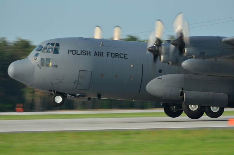 Dowództwo 3. Skrzydła Lotnictwa Transportowego jest jednostką wojskową szczebla taktycznego, przeznaczoną do organizacji transportu lotniczego dla Sił Zbrojnych oraz realizacji zadań w ramach lotniczego systemu poszukiwania i ratownictwa (SAR). 
Na zdjęciu Lockheed C-130E Hercules, 33 Baza Lotnictwa Transportowego. <br>
Autor: Włodzimierz Baran