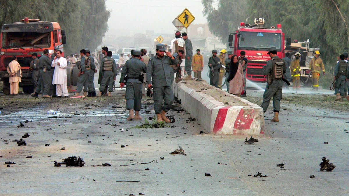 Gubernator prowincji Kandahar na południu Afganistanu poinformował AFP, że wyszedł cało z eksplozji bomby na trasie jego pojazdu w drodze do lokalu wyborczego.