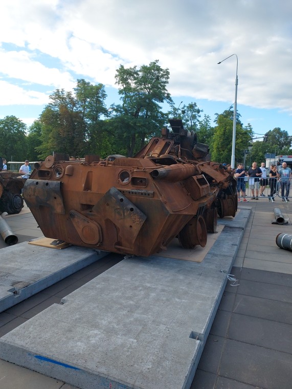 Wraki rosyjskiego sprzętu zniszczonego podczas wojny w Ukrainie. Centrum Historii "Zajezdnia" we Wrocławiu.