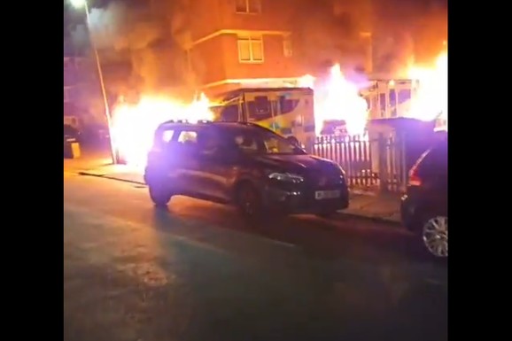 (VIDEO) GORE VOZILA HITNE POMOĆI U LONDONU Apokaliptični prizori iz srca Evrope, oglasila se policija: "Ovo je antisemitski zločin iz mržnje"