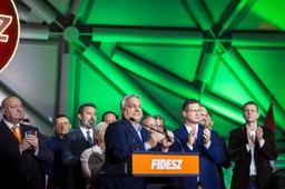 tv republika ogłosiła "wielkie zwycięstwo orbana". nagła zmiana na paskach