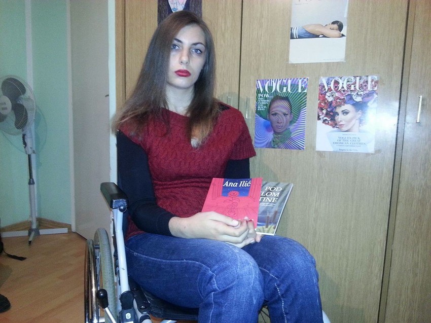 Ana piše pesme, studira, uči nemački, ima dečka , izlazi