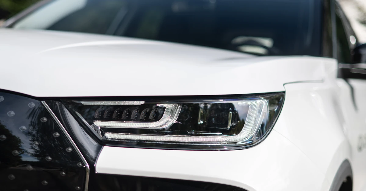 Tania hybryda imponuje zasięgiem, celuje w Forda, Skodę i Toyotę. Cena?