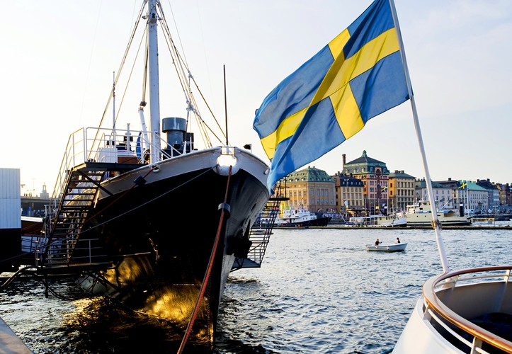 Szwecja (5. miejsce; cena benzyny premium: 8,97 USD) Ten skandynawski kraj zajmuje 6. pozycję w rankingu państw z największymi cenami benzyny. W 2010 roku rząd Szwecji przeznaczył 2,71 mld USD na subsydia dla przemysłu naftowego. Dzienne zarobki Szwedów wynoszą ok. 183 USD. Zakup 1 galona paliwa oznacza więc wydatek sięgający 4,9 proc. dziennych dochodów (44 miejsce). fot. joyfull