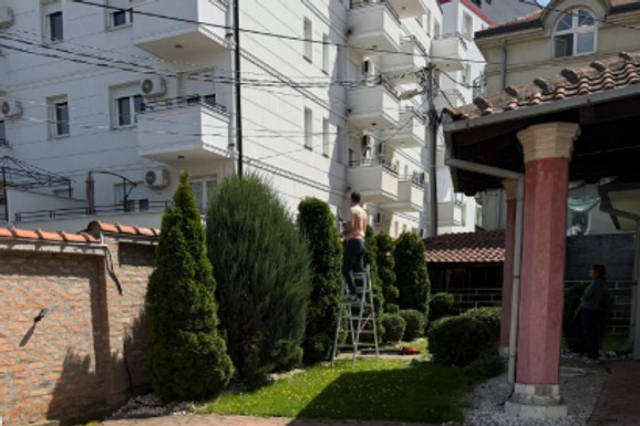 ZELENILO, TUJE I VISOKA OGRADA Naš voditelj pokazao kako sređuje dvorište: Svi rade punom parom, ovo mu je oaza mira (FOTO)