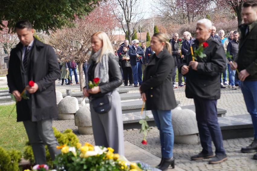 Građani su redovima stoje da odaju poštu ubijenom premijeru Srbije