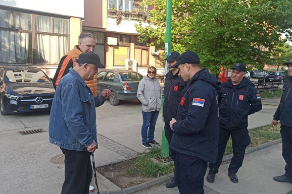 EVAKUACIJA NASELJA ZBOG BOMBE Građane Niša obilaze vatrogasci-spasioci: Izdate mere upozorenja i bezbednosti (FOTO)