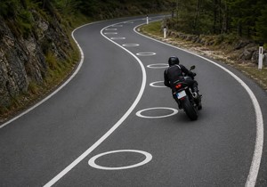 Motociklista i beli krugovi na putu