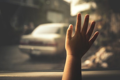 Rendőrök mentettek ki egy 3 éves kislányt a felmelegedett autóból